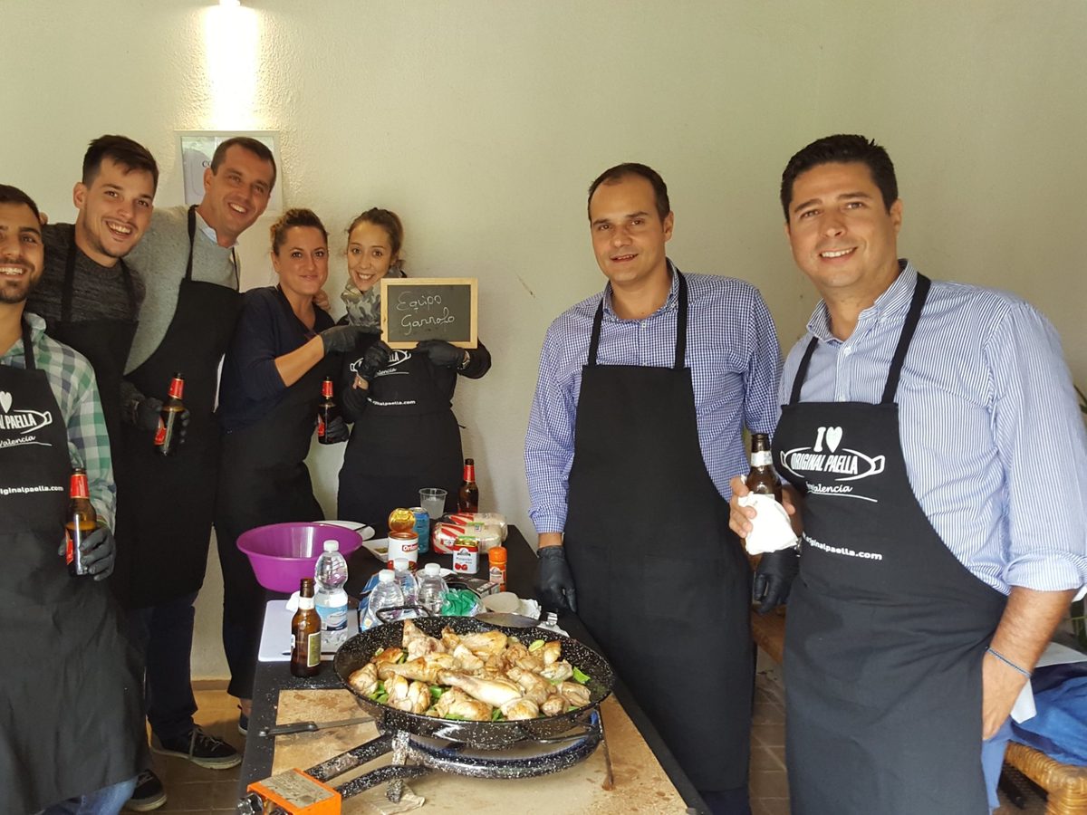 Equipo de empresa con delantales de Original Paella en un concurso de paellas